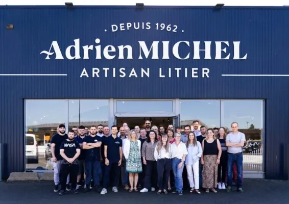 photo-collaborateur-adrien-michel-devant-magasin-1136x800.webp