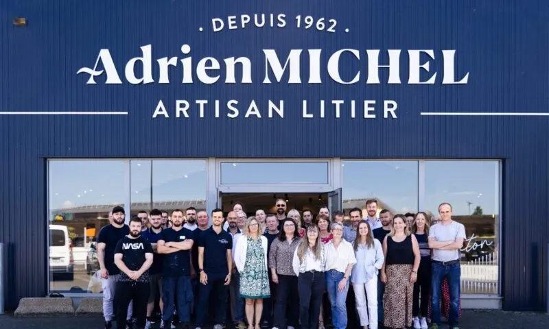 photo-collaborateur-adrien-michel-devant-magasin-1136x800.webp