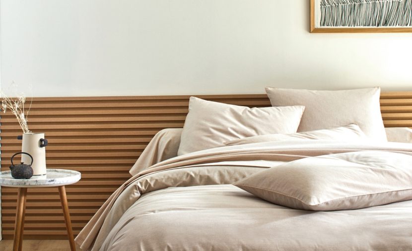 Chambre zen avec linge de lit en lin