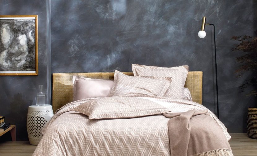 Photo linge de lit chanvre et fond ardoise