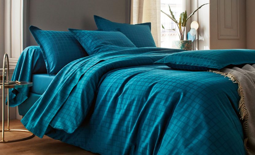 Photo linge de lit bleu paon