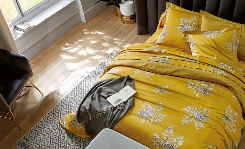 Photo lit double vue du dessus linge jaune curry