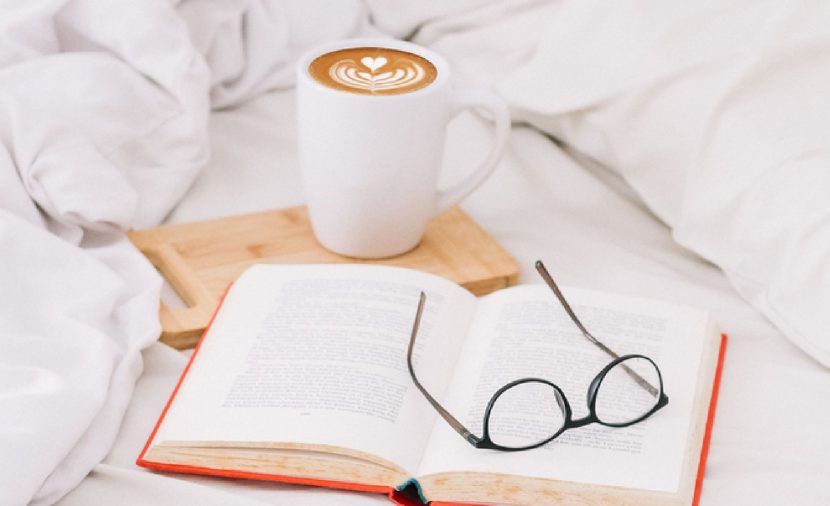 Photo lit café livre et lunettes