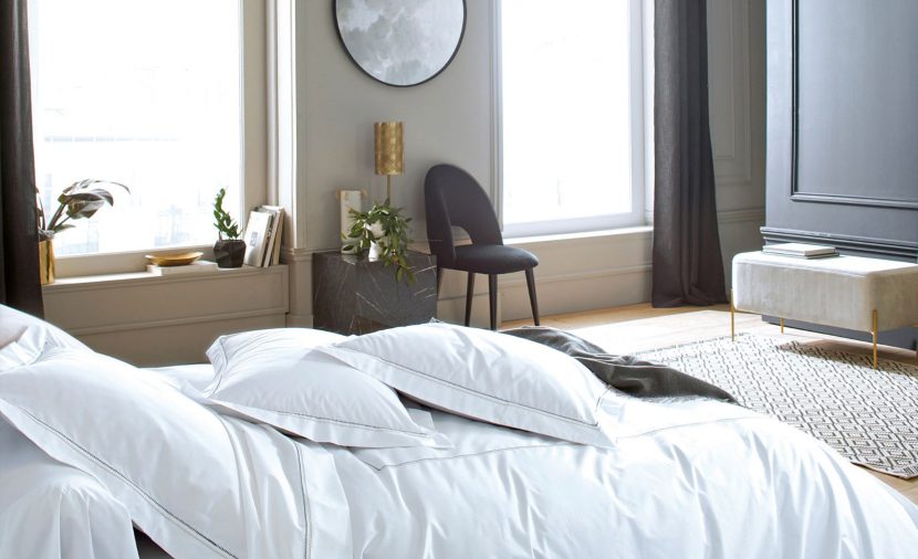 Photo de lit avec des draps blanc dans une chambre design