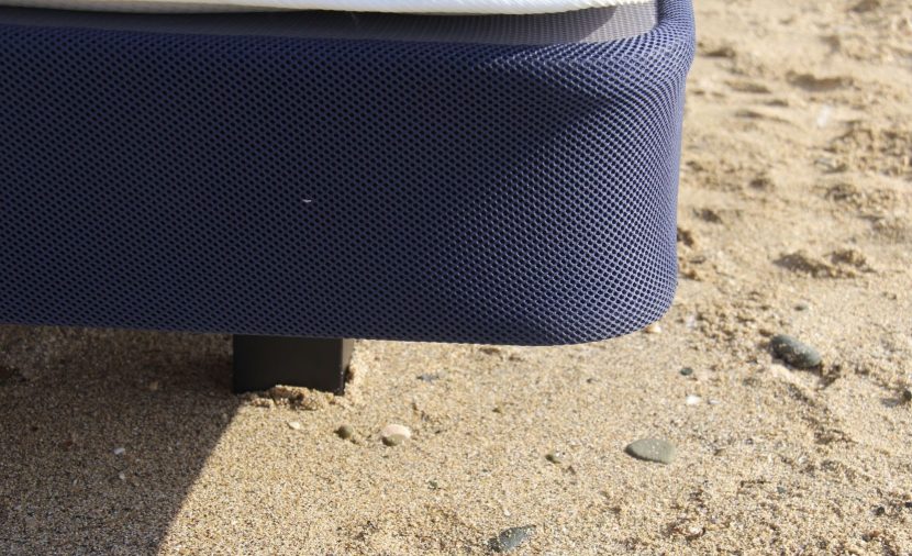 Photo sommier LRT Konkave avec détail des pieds en retrait